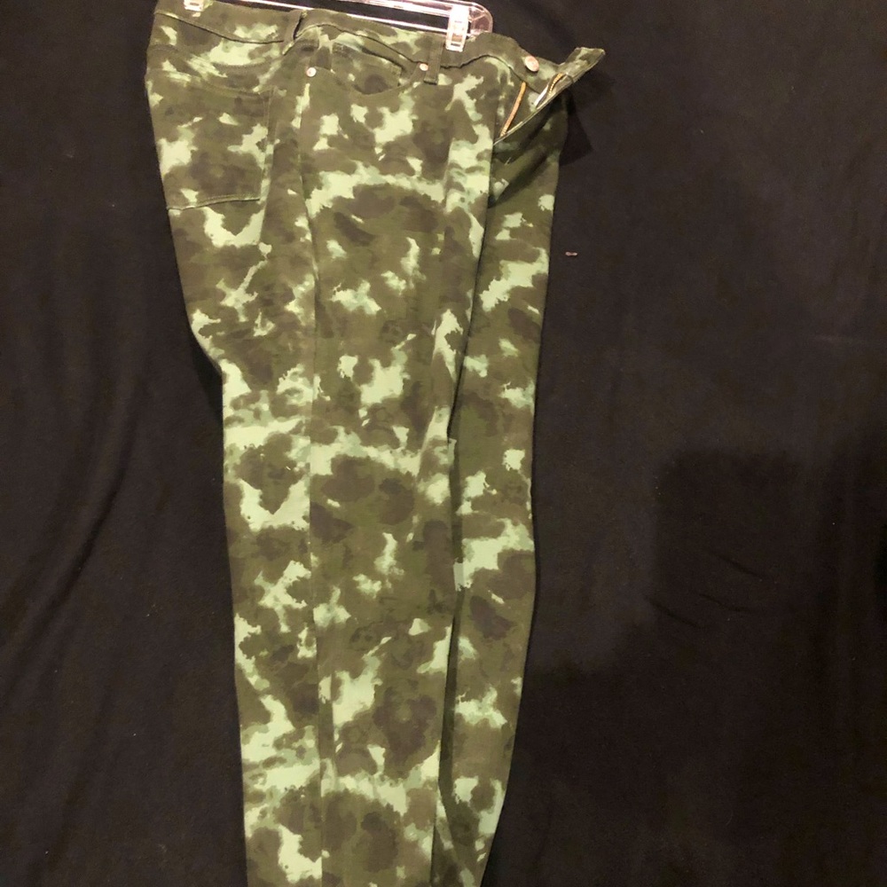 This is an elegant pair of New Directions Ink Blot Camo ankle skinny jeans pants